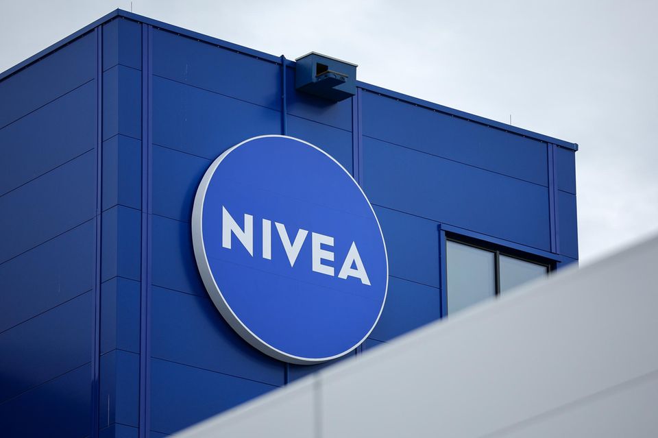 Einen Rückkehrer gibt es auf Platz sechs zu begrüßen. Nivea war 2022 aus den Top 10 herausgefallen. Ein Jahr später gelang mit 40,9 Punkten der Wiedereinstieg auf dem sechsten Platz. Das Ranking umfasste 33 Kategorien aus diesen Bereichen: Dienstleister, Banken & Versicherungen, FMCG (Konsumgüter des täglichen Bedarfs), Einzelhandel, Mobilität & Tourismus, Freizeit & Unterhaltung, Technologie & Elektronik, Automotive sowie Gesundheit & Pharma. 