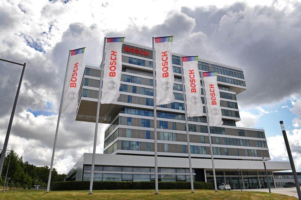 Nach Ravensburger und Miele ist auf Platz vier ein weiteres deutsches Unternehmen abgestiegen. YouGov stufte Bosch vom zweiten Rang herab. Der Technologie- und Dienstleistungskonzern hatte in den Befragungen nur noch 45,9 Punkte erreicht. Bosch musste unter anderem einem dänischen Unternehmen den Vortritt lassen. 
