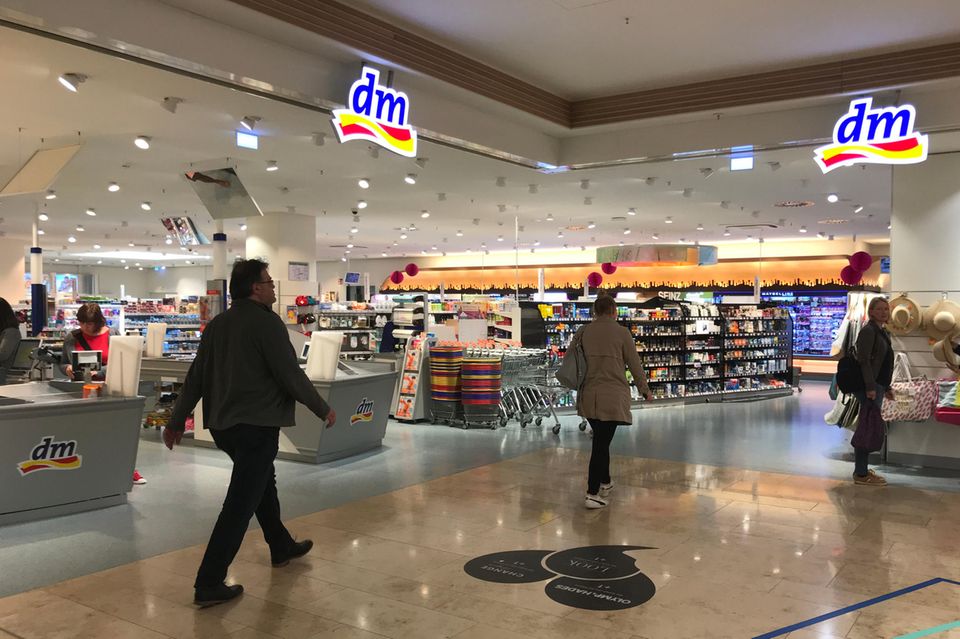 Drogeriemärkte legen in der Gunst der Verbraucher zu. Neben dem Wiedereinstieg von Rossmann hat sich auch Dm in dem Ranking verbessert, wenngleich auf sehr viel höherem Niveau als der Konkurrent. Dm hatte 2022 den dritten Platz belegt. 2023 bedeuteten 48,0 Punkte Rang zwei. Damit war der Drogist aber weit davon entfernt, der Nummer eins gefährlich werden zu können. 
