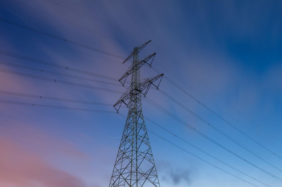 Destatis hat die Verbraucherpreise für Haushaltsenergie im September 2023 mit September 2020 verglichen. Laut den Statistikern kosteten Strom, Gas und andere Brennstoffe zuletzt mehr als die Hälfte (55,7 Prozent) mehr als drei Jahre zuvor. Der Gesamtindex habe sich während dieser Zeit lediglich um 17,8 Prozent erhöht. Wer mit Öl heizt, kann aber (vorerst) aufatmen. 