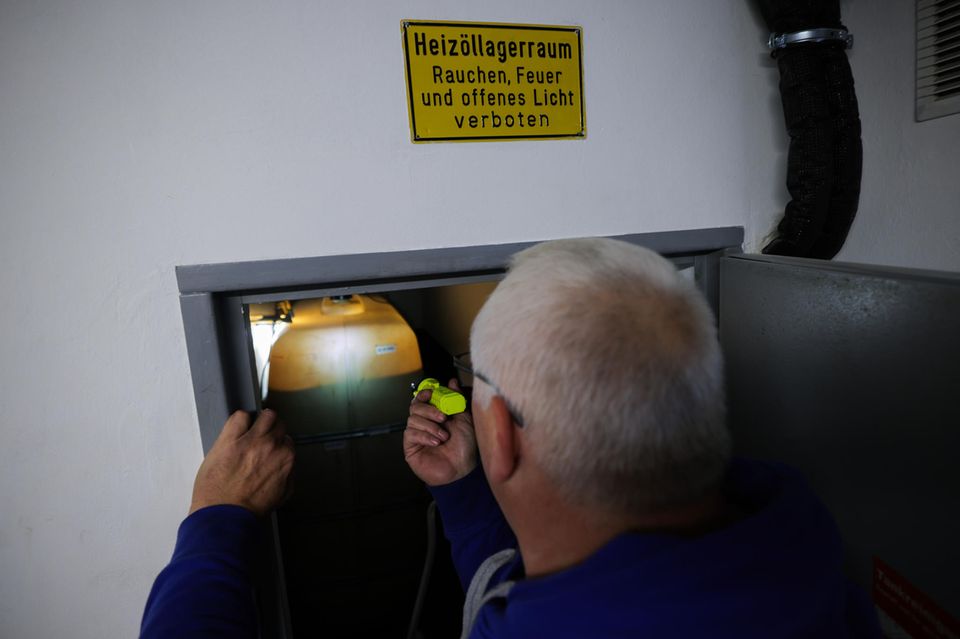 Leichtes Heizöl kostete laut Destatis zum Start der Heizsaison 2023/24 rund ein Viertel weniger (minus 26,0 Prozent) als im September 2022. Die Kosten für diesen Brennstoff waren nach dem Krisenwinter seit März 2023 gefallen. mit. Das alles spielt sich aber natürlich vor dem Hintergrund der Preisexplosion nach dem russischen Überfall auf die Ukraine ab. Leichtes Heizöl war im September 2022 mehr als doppelt so teuer (108,6 Prozent) gewesen wie ein Jahr zuvor. Weniger stark verringerten sich hingegen die Preise für Erdgas.