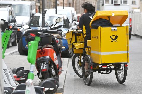 Ein Briefträger auf dem Fahrrad