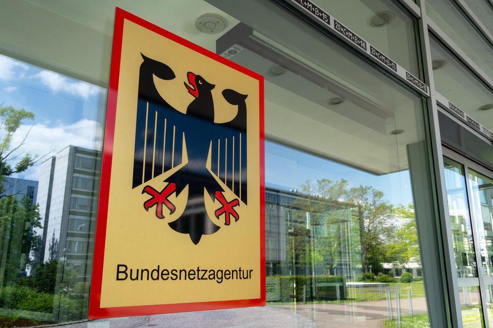 „Die Ausgangssituation zu Beginn der Heizperiode ist deutlich besser als im vergangenen Jahr“, konnte die Bundesnetzagentur im November mitteilen. „Die Gasspeicher sind sehr gut gefüllt und die Importe und Einsparungen sind stabil.“ Entwarnung wurde damit aber nicht gegeben. So könne ein sehr kalter Winter oder ein Stopp russischer Gaslieferungen nach Südosteuropa die Lage wieder zuspitzen, hieß es. Bundesnetzagentur-Präsident Klaus Müller rief Bürger weiterhin zum sparsamen Gasverbrauch auf. Ein Durchschnittshaushalt habe dadurch zwischen Oktober 2022 und September 2023 rund 440 Euro sparen können. 
