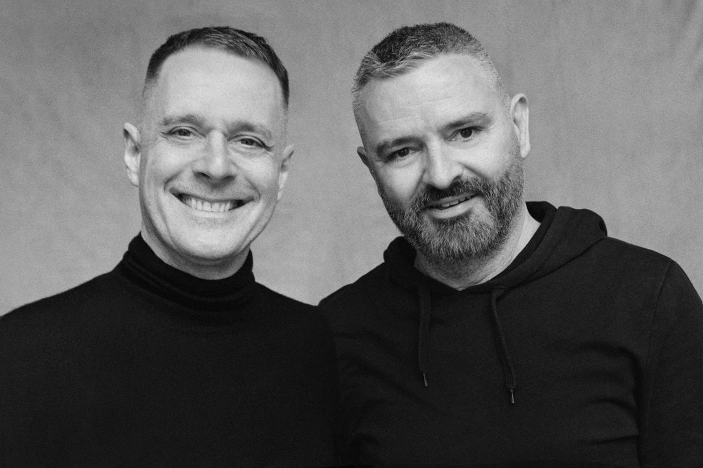 Seit 1992 sind die Designer Johnny Talbot und Adrian Runhof (rechts) mit Damenmode für große Auftritte und betont femininer Alltagscouture erfolgreich.