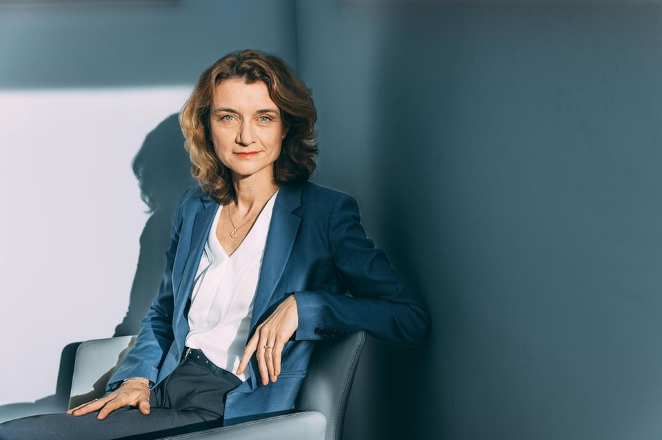 Daniela Schwarzer ist eine der führenden Politikwissenschaftlerinnen in Deutschland. 1973 in Hamburg geboren, studierte sie in Tübingen sowie in Großbritannien und Frankreich. Von 2016 bis 2021 war sie Direktorin der Deutschen Gesellschaft für Auswärtige Politik. 2021 wird sie Honorarprofessorin an der Freien Universität Berlin. Seit Mai 2023 gehört sie dem Vorstand der Bertelsmann Stiftung an.