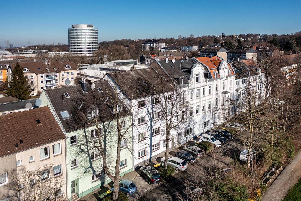 Straße mit Mehrfamilienhäusern
