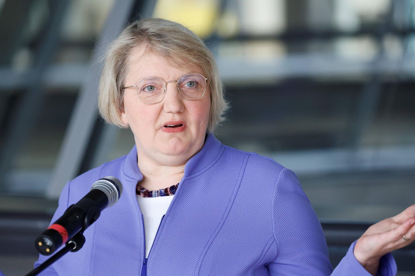 Katja Mast spricht in ein Mikrofon