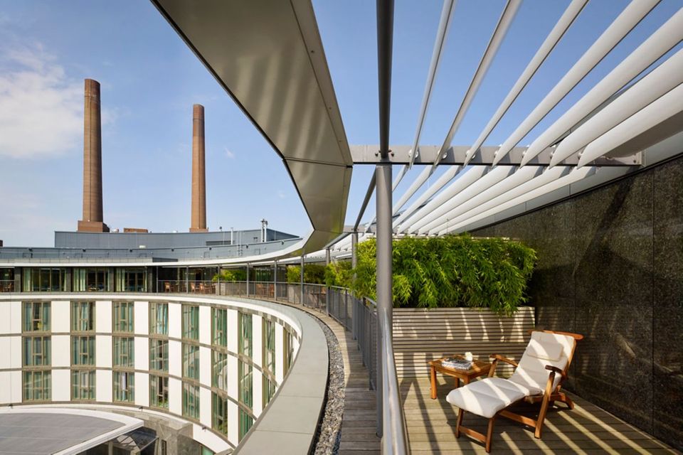 Aussicht auf das VW-Werk vom Hotel-Balkon