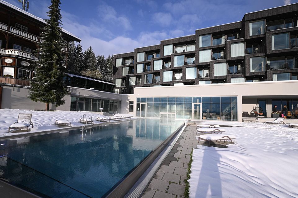 Hotel mit Pool davor