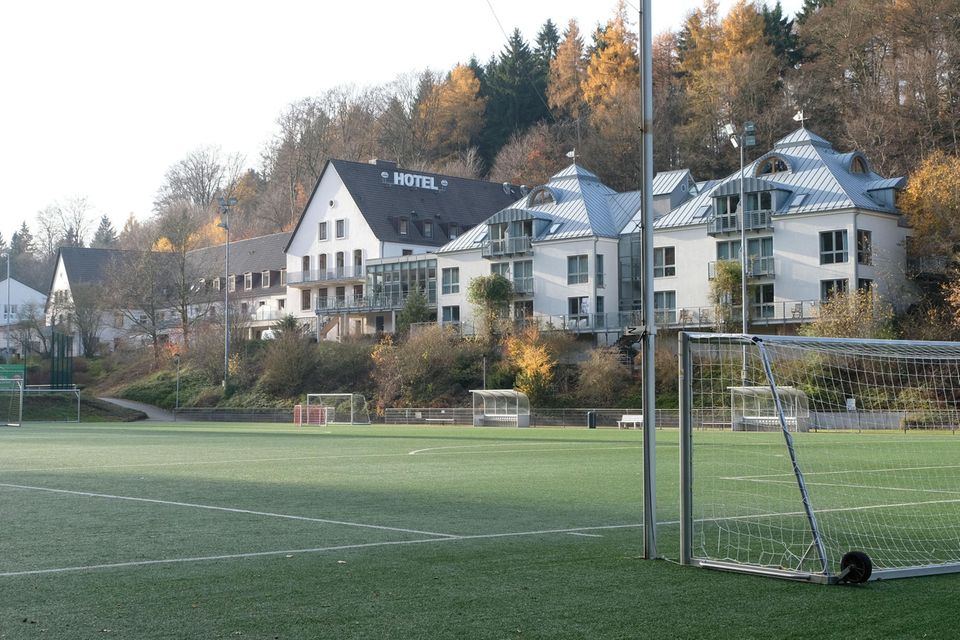 Fußballplatz mit dem Hotelgebäude im Hintergrund