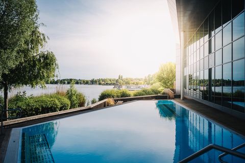 Thermalbad des Hotels mit Blick auf den See