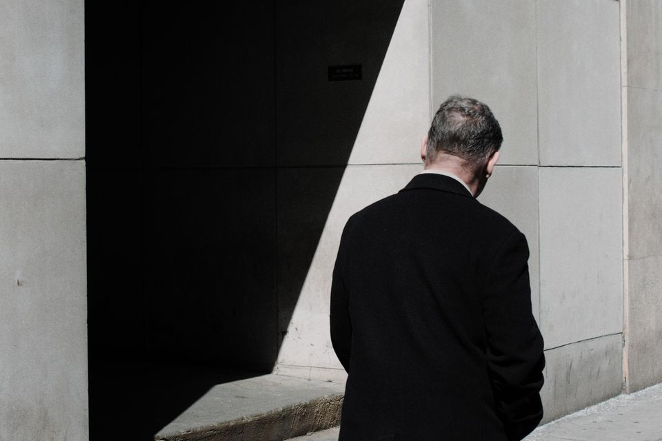 Für viele ältere Menschen kann der Eintritt in die Anlageform Anleihen interessant sein. Sie profitieren von einem fixen Endpunkt der Anleihe, auf den sie hinplanen können