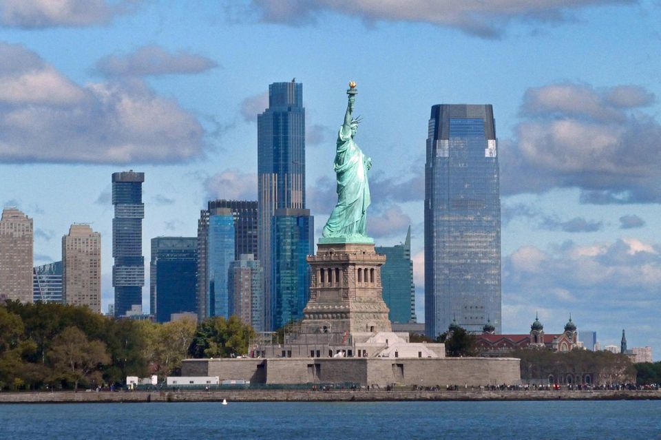 Auch viele US-Amerikaner können nur wenig Geld zur Seite lege. Die Vereinigten Staaten kamen im Ranking ausgesuchter Länder auf den sechsten Platz. Die Sparquote der privaten Haushalte lag dort bei 3,7 Prozent. Destatis berücksichtigte nur Staaten, bei denen die OECD die gesparten Summen nach Abschreibungen veröffentlichte. 