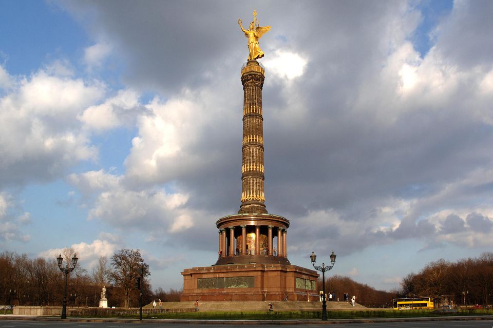 Die Deutschen haben 2022 von je 100 Euro ihres verfügbaren Einkommens im Durchschnitt rund 11,10 Euro gespart. Gegen Ende des Jahres 2023 zog die Sparquote deutlich an. Destatis meldete für das dritte Quartal einen Wert von 10,3 Prozent. Das waren den Angaben zufolge 9,6 Prozent mehr als im Vorjahreszeitraum. Der Grund: Das Einkommen war um 4,7 Prozent gestiegen, der Konsum aber nicht im gleichen Maß. Im ersten Halbjahr hatte die Sparquote noch auf dem Niveau des Vorjahres gelegen. Das Sparvolumen entsprach laut den Statistikern saisonbereinigt 132 Mrd. Euro nach Abzug von Abschreibungen.