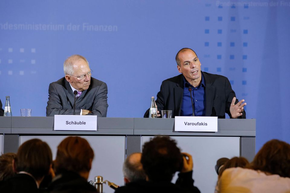 Wolfgang Schäuble und der frühere griechische Finanzminister Yanis Varoufakis führten harte Debatten um den Sparkurs in Griechenland während der Eurokrise