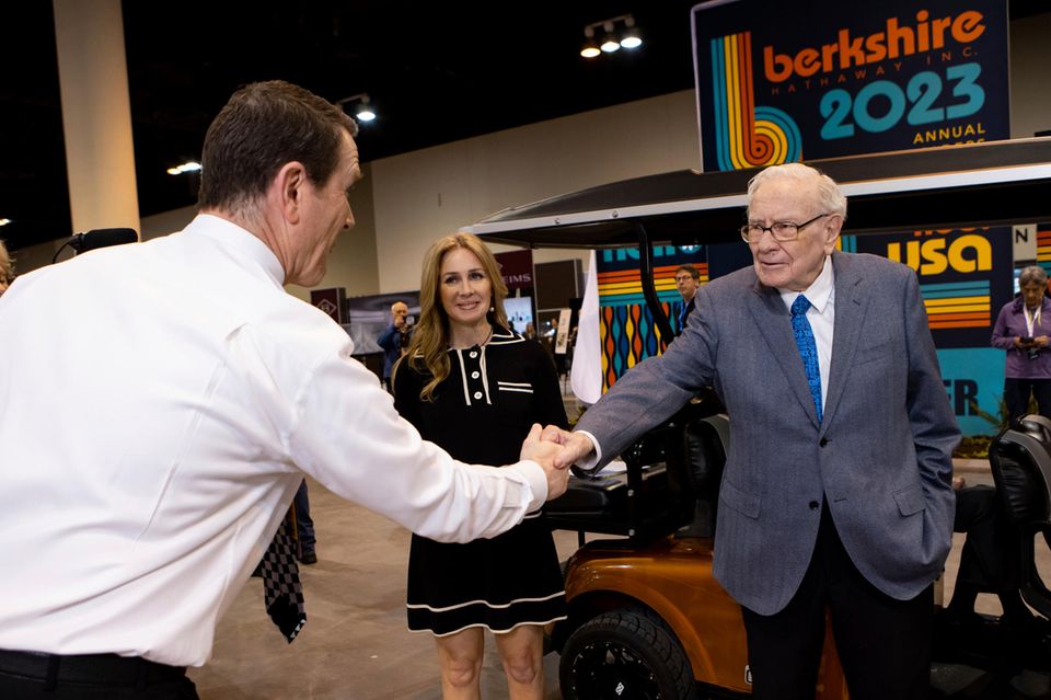 Die US-amerikanische Holdinggesellschaft von Investoren-Ikone Warren Buffett beendet das Börsenjahr als das Unternehmen mit der neunthöchsten Marktkapitalisierung. 777 Mrd. US-Dollar waren allerdings nicht genug, um den sechsten Platz aus dem Vorjahr zu behalten. Berkshire Hathaway ist das einzige Unternehmen in den Top-10, das im Ranking Plätze verloren hat. 
