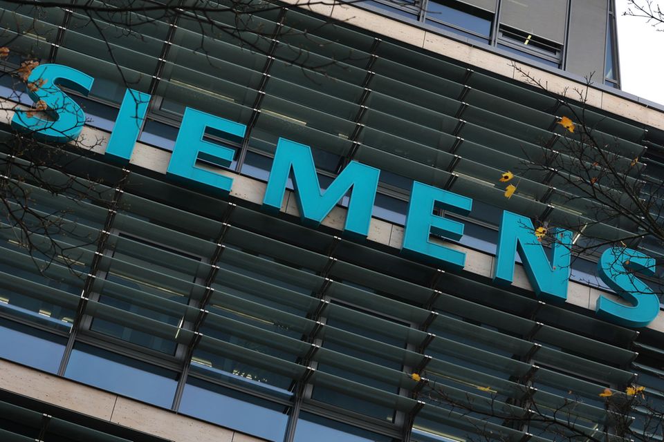 Für Siemens geht es 25 Plätze aufwärts und somit als eins von zwei deutschen Unternehmen in die Top 100 der wertvollsten Unternehmen der Welt. Ein Börsenwert von knapp 150 Mrd. Dollar bedeutet für die Münchener den besten Jahresendwert seit vier Jahren.  Nichtsdestotrotz bleibt die nordamerikanische Dominanz ungebrochen groß. Nur 19 der 100 wertvollsten Unternehmen der Welt haben ihren Hauptsitz in Europa, nur 17 kommen aus Asien. Im Jahr 2007 waren noch 46 Unternehmen in Europa ansässig.