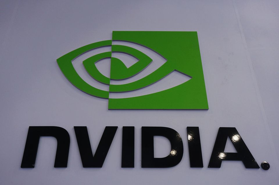 Wie Meta konnte auch der US-Chiphersteller Nvidia seinen Börsenwert seit 2022 (Platz 17) verdreifachen und so im Ranking einen großen Sprung nach vorne machen. Der Konzern profitiert vom Trend zur Künstlichen Intelligenz. Nvidia war maßgeblich am Wertzuwachs der 100 teuersten Unternehmen der Welt beteiligt. Die Marktkapitalisierung von Technologieunternehmen stieg seit 2022 im Schnitt um 60 Prozent an – so stark wie in keinem anderen Industriezweig. Nvidias Börsenwert von über 1,2 Billionen US-Dollar spricht für sich.
