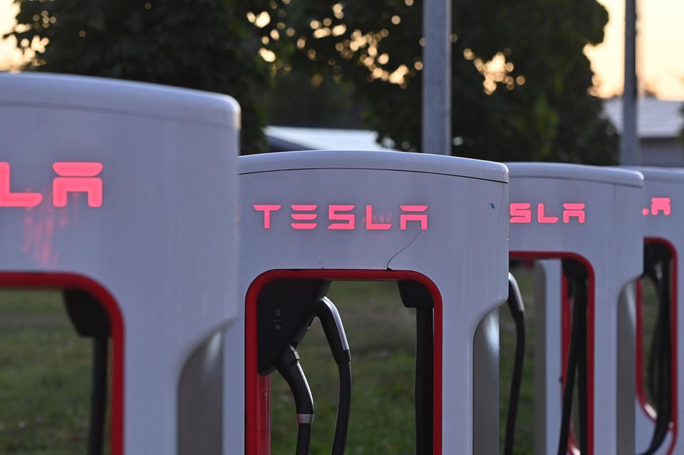 Für Tesla geht es vom 13. Platz 2022 hoch auf Platz 8. Mit einem Börsenwert von etwas über 830 Mrd. US-Dollar konnten sich der Pionier der E-Mobilität deutlich verbessern (2022: knapp 390 Mrd. US-Dollar). Tesla spiegelt damit den Trend in den 100 teuersten börsennotierten Unternehmen der Welt wider. Im Jahresverlauf stieg deren Wert um 29 Prozent und erreichte mit insgesamt 36,6 Billionen US-Dollar einen neuen Höchststand.