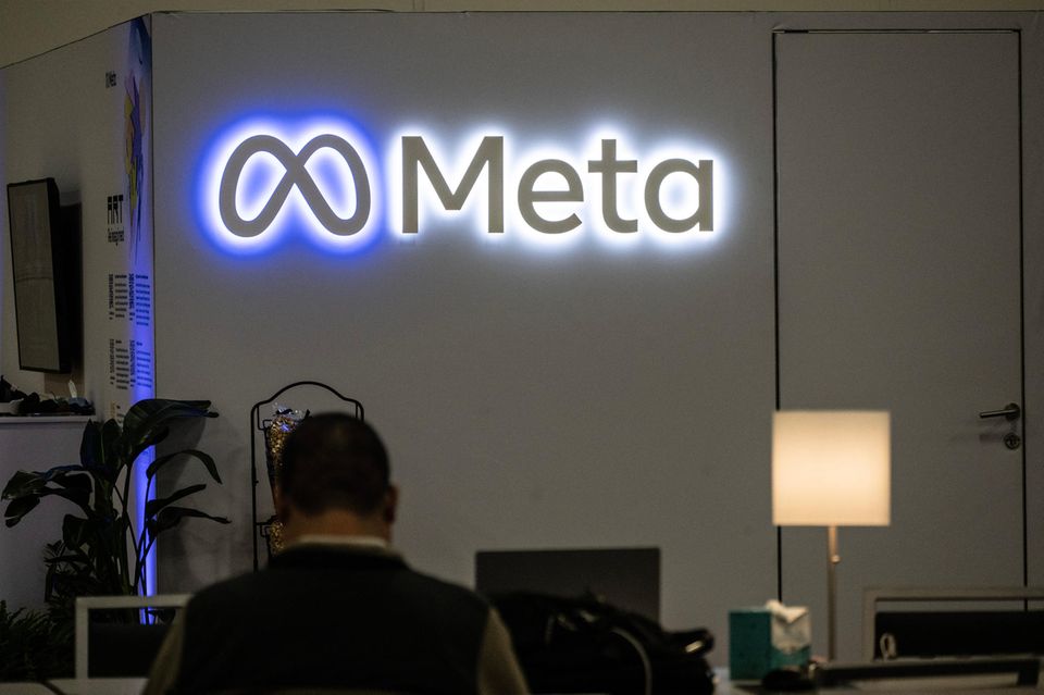 Meta konnte seine Marktkapitalisierung innerhalb eines Jahres fast verdreifachen und liegt somit deutlich über dem Durchschnitt der Top 100. Mit insgesamt knapp 920 Mrd. US-Dollar blieb das Unternehmen von Mark Zuckerberg aber unter der Billionen-Marke.