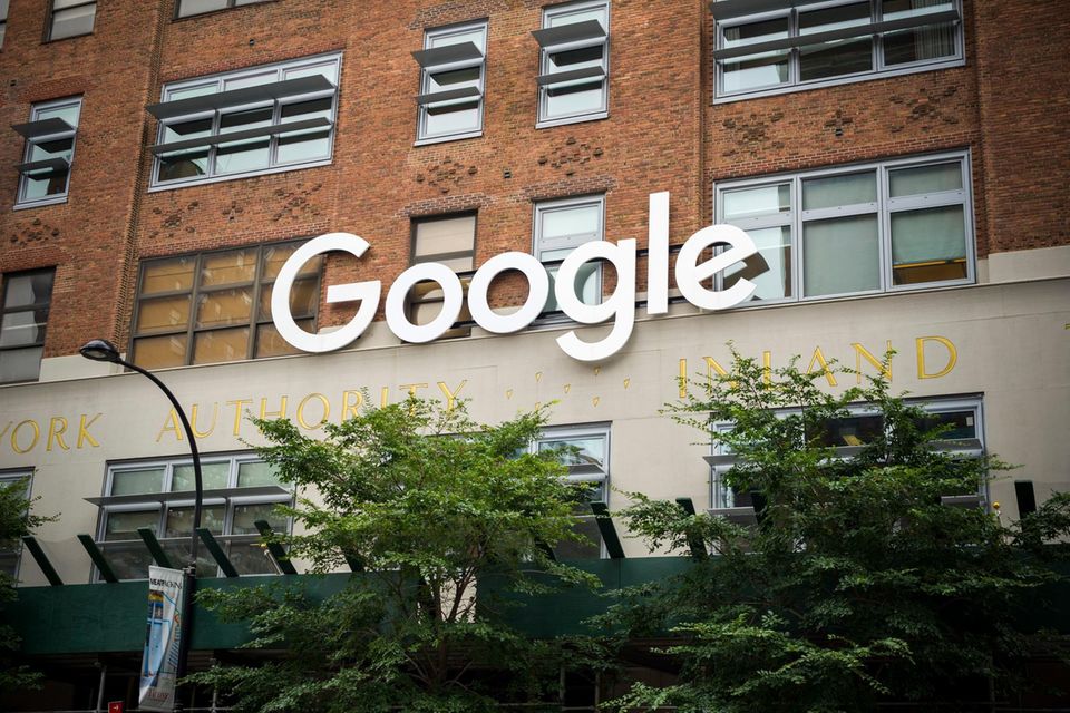 Ebenso bei Alphabet. Die Google-Mutter steigert ihre Marktkapitalisierung auf 1,75 Billionen US-Dollar. Im vorangegangenen Jahr waren es noch 1,15 Billionen US-Dollar gewesen. 