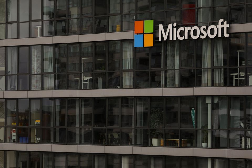 Genau wie die anderen am KI-Hype beteiligten Unternehmen, konnte auch Microsoft seinen Börsenwert deutlich steigern und legte seit letztem Jahr um 55 Prozent zu. Die Euphorie um den generativen Chatbot ChatGPT des KI-Entwicklers OpenAi, an dem Microsoft große Anteile hält, dürfte daran nicht unbeteiligt sein. 