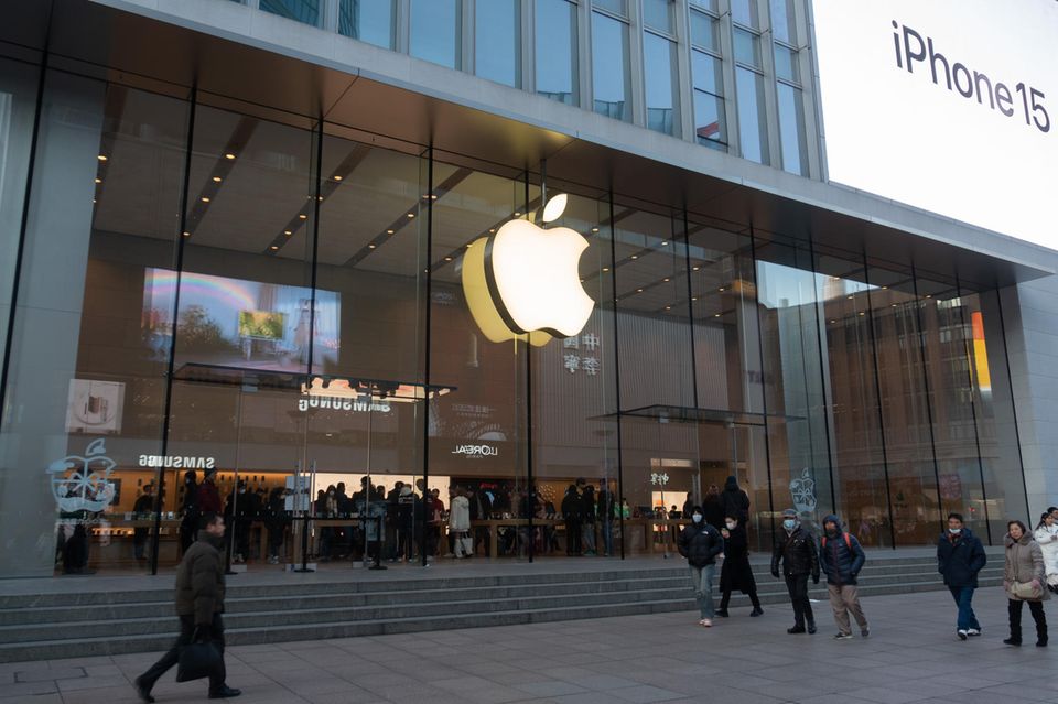 An der Spitze bleibt alles beim Alten: Eine Wertsteigerung von 45 Prozent reicht für den neuen alten Spitzenreiter aus Cupertino. In absoluten Zahlen bedeutet dies am Abend des 27. Dezember 2023 eine Marktkapitalisierung von gut 3 Billionen Dollar und einen Abstand von 200 Mrd. Dollar zum Zweitplatzierten. Anfang des Jahres brach die Aktie allerdings ein, wodurch der Wert aktuell bei ca. 2,9 Billionen US-Dollar liegt. 