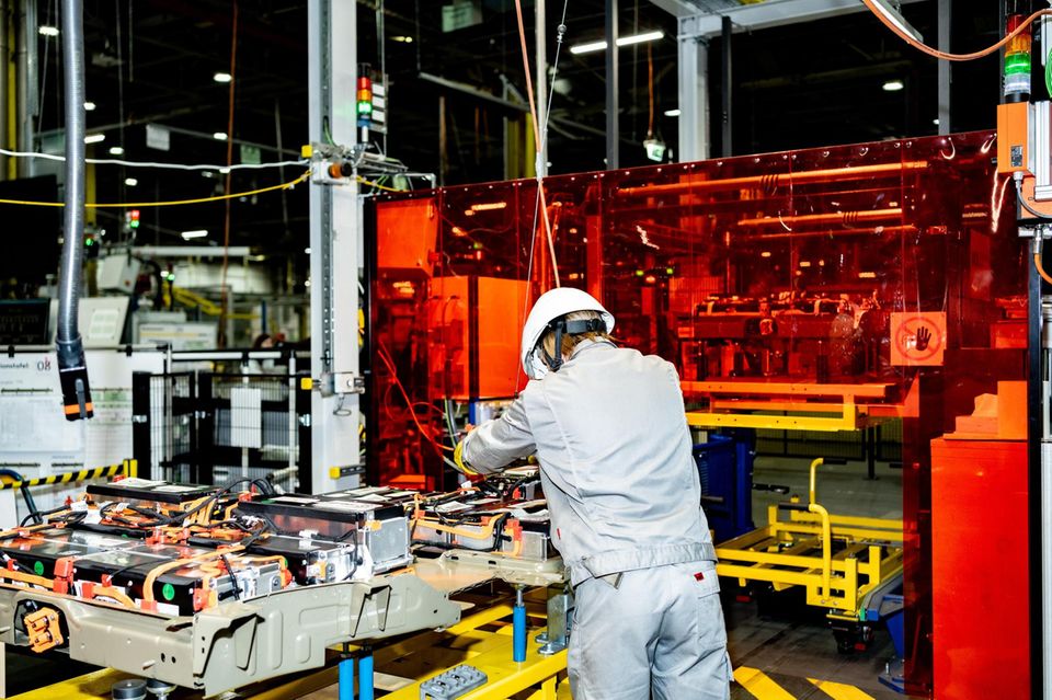 Ein Mann schweißt im Opel-Werk Akkus zusammen