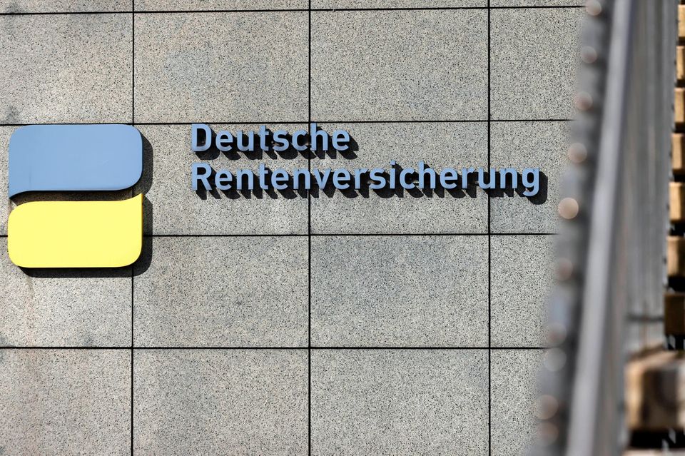 Logo der Deutsche Rentenversicherung an einer Hauswand in Bonn