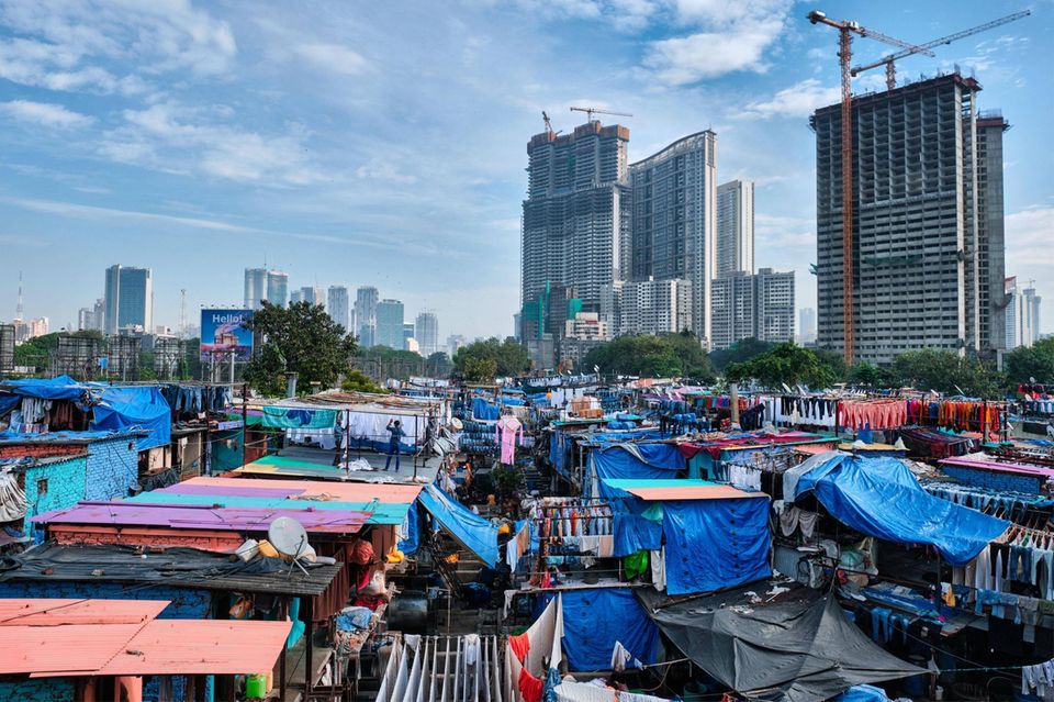 Das bevölkerungsreichste Land der Welt ist in diesem Ranking der größten Städte zweimal vertreten. Mumbai macht den Anfang auf Platz neun mit 21,3 Millionen Einwohnern. Die UN-Experten gehen von einem starken Wachstum aus. Ihren Berechnungen zufolge könnten 2030 rund 24,6 Millionen Menschen im Großraum Mumbai leben (plus 15,4 Prozent). Die Zahl der Megastädte weltweit soll bis dahin auf 43 steigen, sieben mehr als aktuell. 
