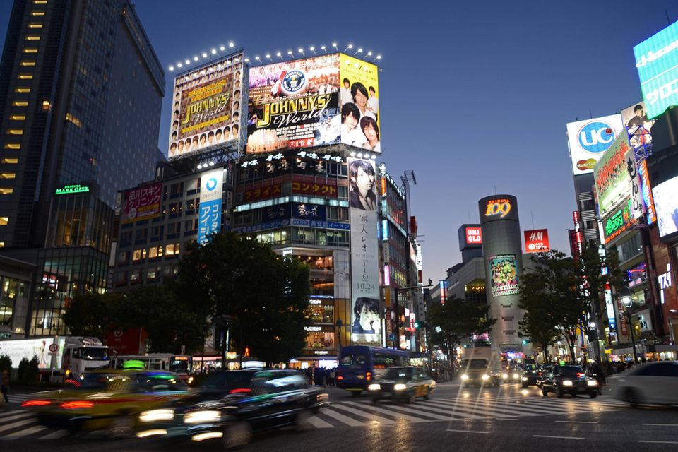 Neben Osaka ist Tokio die einzige der zehn größten Städte, deren Bevölkerung kleiner wird. Noch ist die japanische Hauptstadt laut den UN mit 37,2 Millionen Menschen im Ballungsraum die unangefochtene Nummer eins. Bis 2030 wird jedoch ein Rückgang um 1,7 Prozent auf 36,6 Millionen erwartet. „Zum Vergleich: Berlin als größte Stadt Deutschlands zählt rund 3,6 Millionen Einwohnerinnen und Einwohner und liegt damit auf Platz 141“, informierte Destatis. 