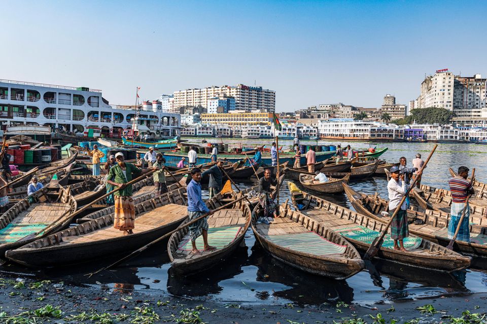 Viele Menschen haben vermutlich Dhaka nicht unbedingt auf dem Schirm, wenn es um die größten Städte der Welt geht. Doch die Bevölkerung der Hauptstadt von Bangladesch würde für mehr als zwei Megacitys reichen – und soll explodieren. Die Vereinten Nationen zählten laut Destatis zuletzt rund 23,2 Millionen Einwohner. Die Experten sagten ein Wachstum um 21,0 Prozent auf 28,1 Millionen Menschen voraus. Das war mit Abstand der steilste Anstieg in dem Ranking – würde nach heutigem Stand allerdings weiterhin Platz vier bedeuten. 