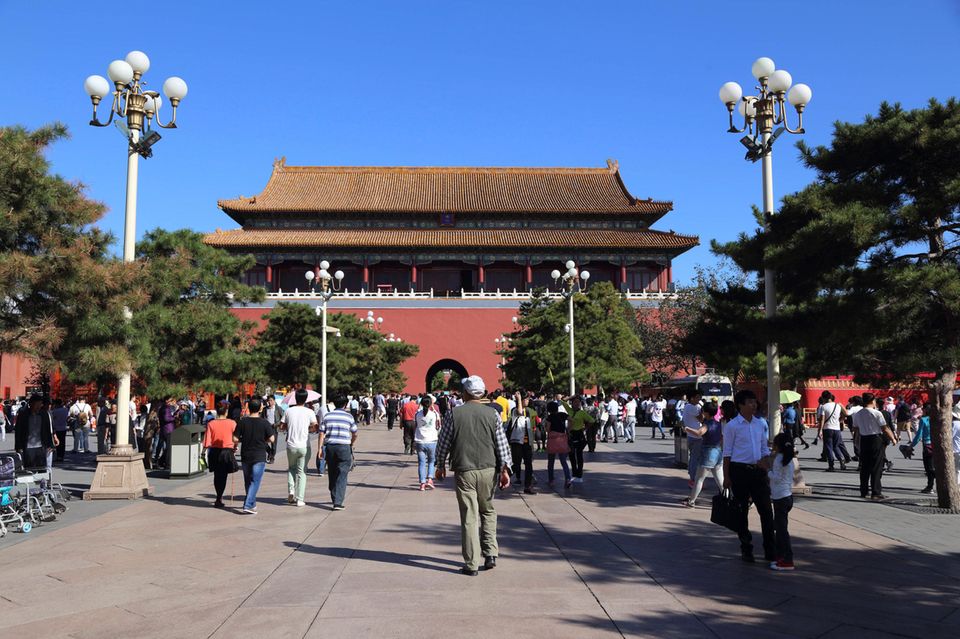 Das rasante Bevölkerungswachstum war ein Faktor für den Aufstieg Chinas zur mächtigen Industrienation. Doch dieser Pfeiler des Wohlstands wankt. So musste die Volksrepublik 2023 den Titel des bevölkerungsreichsten Landes der Erde an Indien abtreten. Die Hauptstadt soll hingegen wachsen. Denn die Landflucht hält an. Der UN-Bericht prognostizierte einen Sprung von 21,8 auf 24,3 Millionen Menschen binnen sieben Jahren. Das entspräche einem Plus von 11,6 Prozent. 