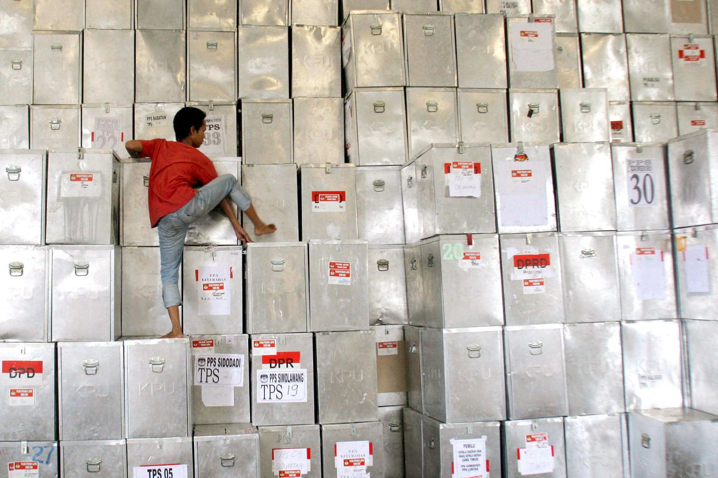 Gestapelte Wahlurnen in einem Lagerhaus in Indonesien 2009.