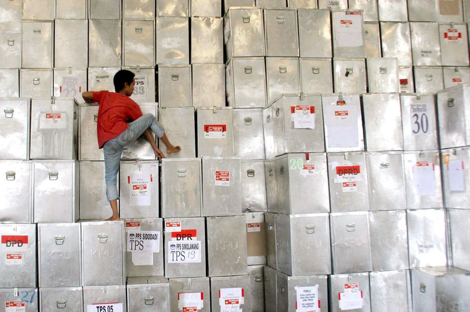 Gestapelte Wahlurnen in einem Lagerhaus in Indonesien 2009.