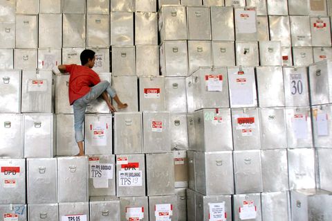 Gestapelte Wahlurnen in einem Lagerhaus in Indonesien 2009.
