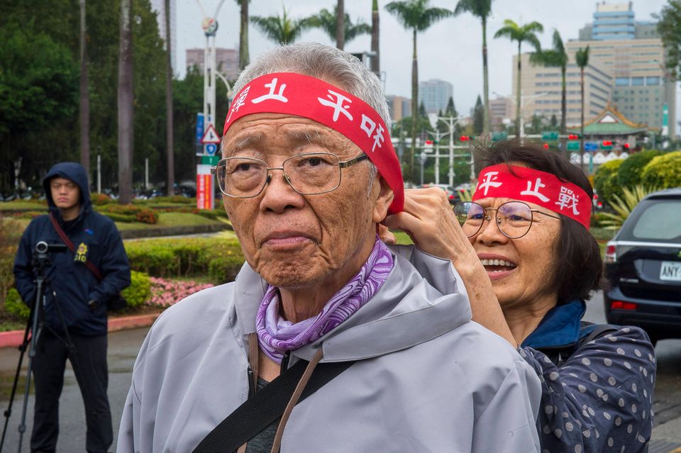 Vor dem Regierungssitz in Taipeh werben Demonstranten mit Stirnbändern für Frieden. Die erste wichtige Wahl steht am 13. Januar in Taiwan an. Sie wird überschattet vom Konflikt mit der Volksrepublik China, die Taiwan als abtrünnige Provinz betrachtet. Dem in Umfragen knapp führenden Kandidaten der Regierungspartei, Lai Ching-te, wirft Peking vor, entgegen dessen Beteuerung die vollständige Souveränität des Inselstaats anzustreben. Lai, bisher Vizepräsident, verteidigt das demokratische Erbe und den De-facto-Status einer souveränen Nation. Sein Sieg könnte erneute militärische Spannungen schüren, fürchten westliche Beobachter, bis hin zu einer Invasion. Vor wenigen Tagen sagte Chinas Staatschef Xi Jinping, die Wiedervereinigung sei unvermeidlich. Mit dem Versprechen, die Konfrontation mit Peking zu vermeiden, werben die Oppositionskandidaten Hou Yu-ih von der Partei Kuomintang und Ko Wen-je von der Volkspartei. 