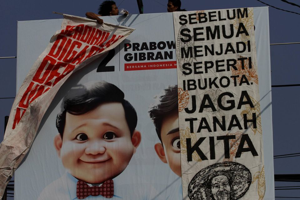Im Februar geht das Präsidentschaftsrennen in Indonesien in die erste Runde. Demonstranten verhängen ein Wahlplakat der Regierungspartei. Sie fordern mehr Geld für Wanderarbeiter und Bildung. Der beliebte Staatschef Joko Widodo fügt sich in das Ende seiner Amtszeit, hat aber Söhne auf potenzielle Machtpositionen gehoben – im Bemühen, eine Familiendynastie zu etablieren. Die Wahl wird im Ausland als Test für die Rechtstaatlichkeit des Schwellenlandes betrachtet, zumal die Investitionen in die Rohstoffförderung in der politisch stabilen Amtszeit Widodos stark gestiegen sind. Als Favorit gilt Verteidigungsminister Prabowo Subianto, Schwiegersohn des früheren Diktators Suharto. Er tritt mit einem Widodo-Sohn als Vize an. Für die Regierungspartei PDI-P bewerben sich außerdem zwei weitere Kandidaten. 