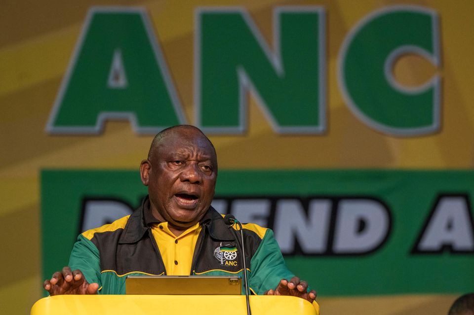 Zwischen Mai und August steht der regierenden ANC der größte Test ihrer Geschichte bevor. Die seit dem Übergang zur Demokratie 1994 mit einer parlamentarischen Mehrheit regierende sozialdemokratische Partei steckt im Umfragetief. Die ehemalige Partei der Befreiung vom Apartheid-Regime versagt aus Sicht der Bevölkerung bei der Modernisierung des Landes. Zwar ist die zweitgrößte Volkswirtschaft Afrikas (nach Nigeria) Mitglied im BRICS-Club der aufstrebenden Schwellenländer. Doch die Ungleichheit ist nirgendwo auf der Welt so groß wie in Südafrika. Die Regierung von Präsident Cyril Ramaphosa (M.) bekommt weder die chronischen Strompannen in den Griff noch die steigende Kriminalität. Ein großes Problem ist auch die Jugendarbeitslosigkeit vor allem unter der schwarzen Bevölkerung.  Beobachter rechnen dennoch mit einem knappen Sieg des ANC vor allem aus Mangel an Alternativen. Die zentristische Democratic Alliance (DA) gilt unter der bisherigen Führung als „zu weiß“. Allerdings laufen sich schwarze Ex-ANC-Politiker warm. Neben Südafrika werden auf dem Kontinent auch Algerien, Ghana, Namibia, Ruanda, und Tunesien wählen.