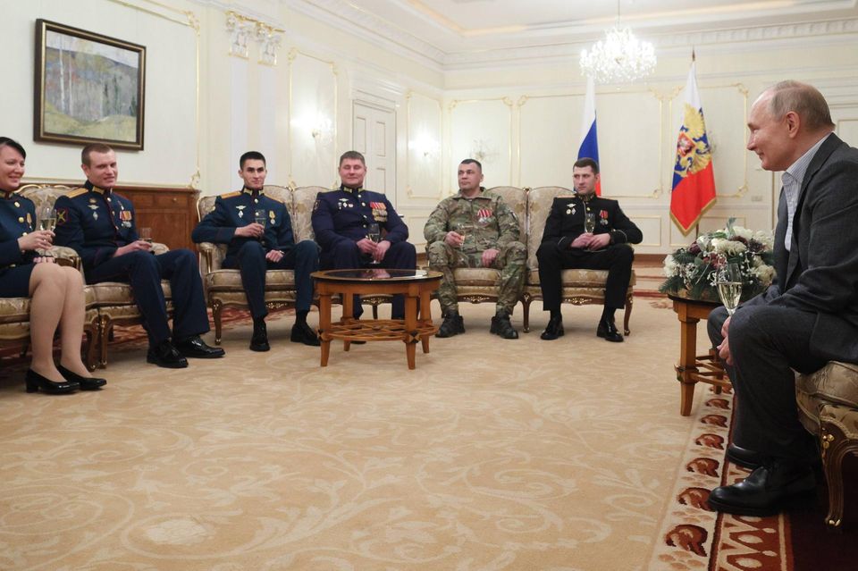 Ungeachtet des Angriffskriegs in der Ukraine und einer bevorstehenden weiteren Mobilmachung wird in Russland im März ein neuer Präsident gewählt. Wladimir Putin darf von einer sicheren Wiederwahl ausgehen. Laut einem staatlichen Meinungsforschungsinstitut sprachen sich im November nahezu 79 Prozent der Bevölkerung für ihn aus. Bei der letzten Abstimmung 2018 war er auf knapp 77 Prozent der Stimmen gekommen. Eine Verfassungsänderung ermöglichen Putin bis zu zwölf weitere Jahre als Staatsoberhaupt.   Die russische Opposition versucht dennoch, den Machthaber zu schwächen. Der prominenteste Putin-Kritiker Alexej Nawalny ruft dazu auf, jeden außer Putin zu wählen. Konkurrenten müssen zur Wahl aber erst einmal zugelassen werden. Vergleichbare Scheinwahlen werden 2024 auch in Belarus (Februar) und der islamischen Republik Iran (Anfang März) abgehalten.