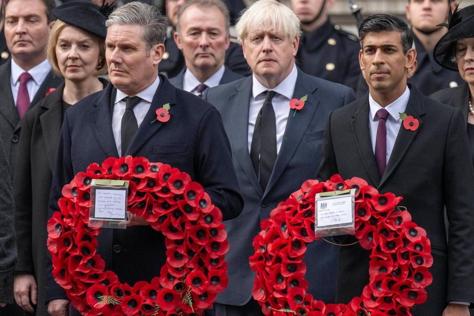 Selten treten Oppositionsführer Keir Starmer und Premierminister Rishi Sunak gemeinsam auf, wie bei diesem Volkstrauertag 2022 in London. Der konservative Partei- und Regierungschef Sunak hat für dieses Jahr Neuwahlen zum Unterhaus angekündigt. Labour stellt sich auf den Monat Mai ein, und die Umfragen räumen Starmers Partei gute Chancen für eine Rückeroberung von Downing Street 10 nach 14 Jahren Opposition ein. Wohl war Sunaks Amtszeit weniger turbulent als die von Vorgängerin Liz Truss, die viele konservative Anhänger verprellte. Doch Pleiten bei prominenten Gesetzesinitiativen, wie dem Plan, illegale Flüchtlinge nach Ruanda abzuschieben, hinterlassen auch bei Tory-Wählern Spuren. 