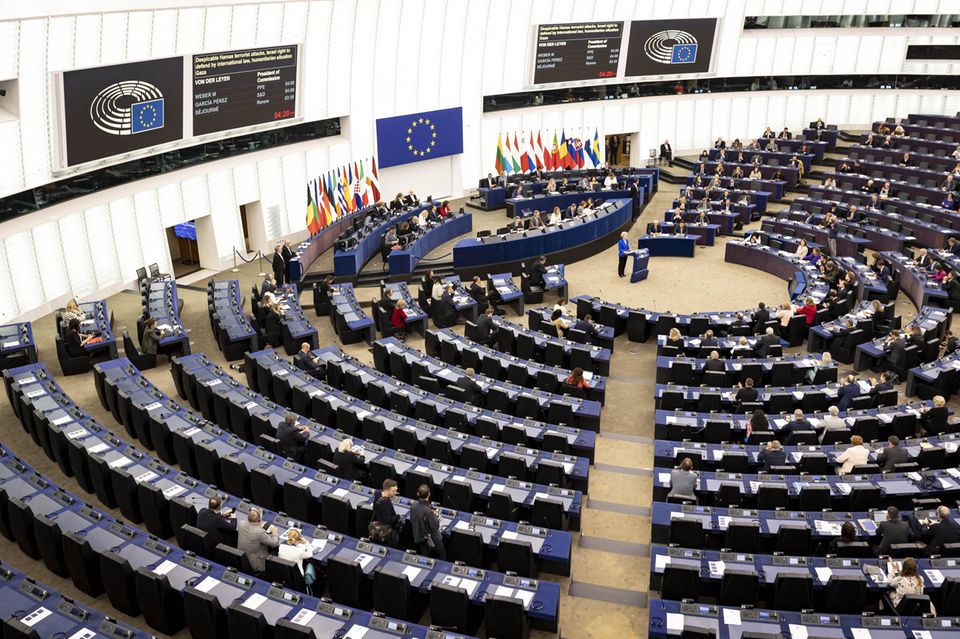 In den Plenarsaal des Europaparlaments in Straßburg werden Prognosen zufolge nach der kommenden Wahl mehr Rechtspopulisten einziehen. Wenn die EU-Wählerinnen und -Wähler im Juni ihre Kreuze machen, dürfte die Rechtsaußen-Gruppe Identität und Demokratie (ID), der auch die AfD angehört, mit fast 90 Abgeordneten die Grünen und möglicherweise auch die liberale Renew überholen. Nur die konservative EVP-Fraktion und die sozialdemokratische S&D wären noch stärker. Die Zusammensetzung des Europaparlaments hat Einfluss auf die Führung der EU-Kommission und damit auf weitreichende Entscheidungen wie die Finanzierung von Rüstungslieferungen an die Ukraine, denen rechte Parteien skeptisch gegenüberstehen. Auch die Klimapolitik könnte durch ein Erstarken der Rechtspopulisten unter Druck geraten. Aber nicht nur das EU-Parlament wird neu gewählt, in Belgien, Finnland, Kroatien, Litauen, Österreich, Portugal, Rumänien und der Slowakei stehen ebenfalls Abstimmungen an.