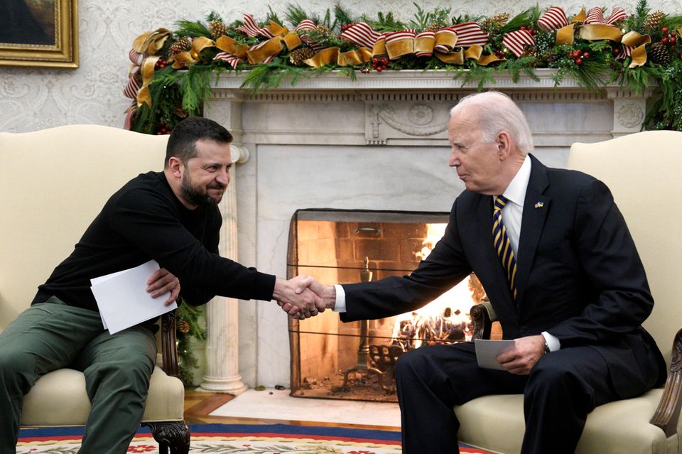Keine Wahl wird geopolitisch so weitreichende Wellen schlagen wie die für das Weiße Haus. Der Ausgang der Präsidentschaftswahlen am 5. November kann auch über den Ausgang des Ukrainekriegs entscheiden. Dem Republikaner Donald Trump werden im Wettstreit mit dem demokratischen Amtsinhaber Joe Biden gute Chancen für eine zweite Amtszeit eingeräumt – obgleich noch etliche juristische Hürden zu nehmen sind. Die meisten landesweiten Umfragen sehen Trump leicht vor dem wirtschaftspolitisch erfolgreichen Präsidenten. Andere republikanische Bewerber für die Nominierung sind, wie Ron DeSantis, entweder abgeschlagen, oder erscheinen, wie Nikki Haley aus South Carolina, angesichts Trumps anhaltender Beliebtheit chancenlos.  
