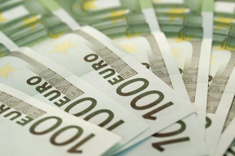 Geldanlage: Viele 100 Euro-Scheine