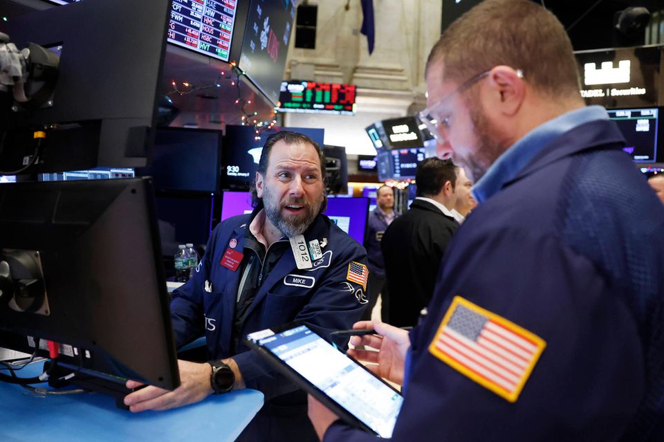 Zwei Händler arbeiten im Handelssaal der New Yorker Börse