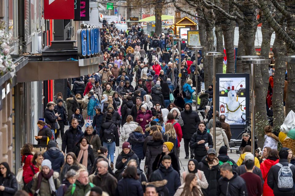 Menschen beim Einkaufsbummel in der Stuttgarter Fußgängerzone