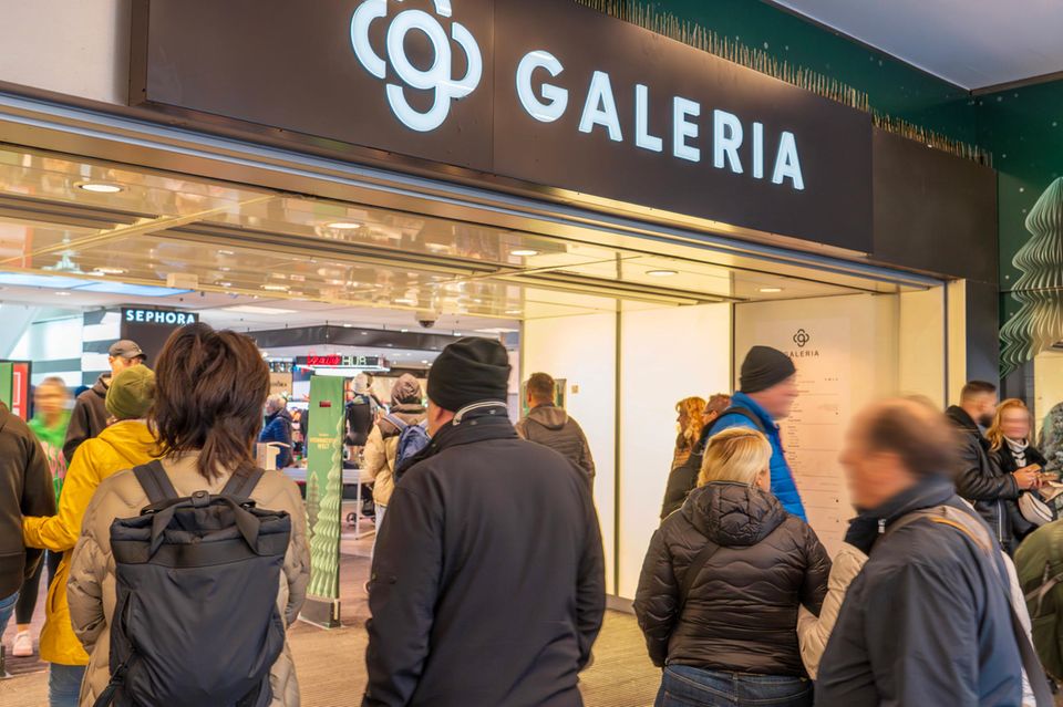 Kunden strömen in das Kaufhaus Galeria in München