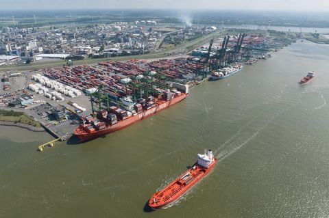 Blick auf den Hafen von Antwerpen aus der Vogelperspektive