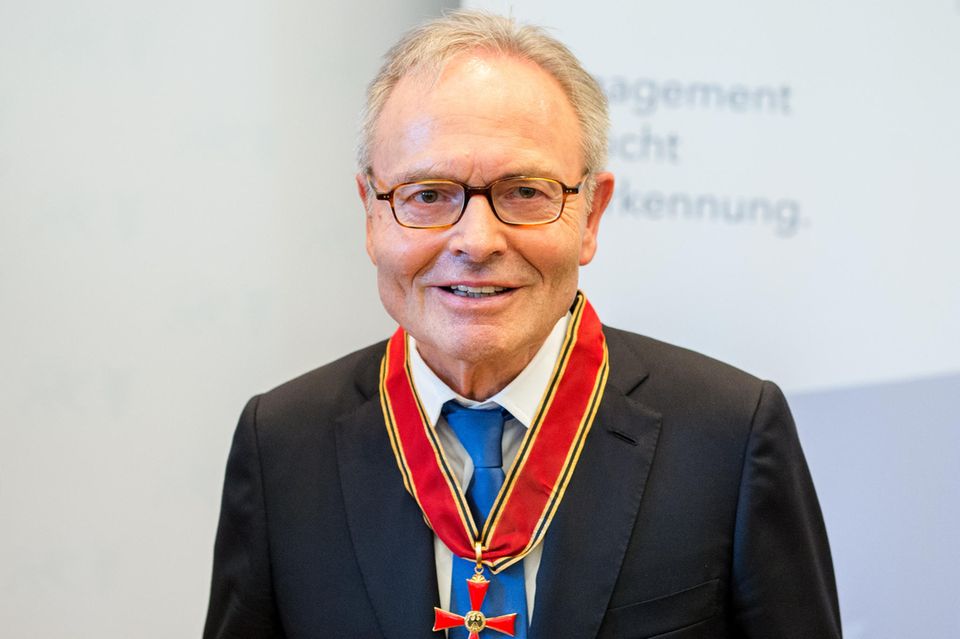 Laut „Forbes“ besitzt die Familie Fielmann ein Vermögen von 4,6 Mrd. US-Dollar und hält über 70 Prozent der Aktien am Unternehmen, das an der Börse fast 4 Mrd. Euro wert ist. 2012 überführte Günther Fielmann die Mehrheit der Anteile an der Fielmann AG in eine Familienstiftung. In Lütjensee lebte Fielmann bis zuletzt, als Ehrenbürger des Landes Schleswig-Holstein.  Der Patriarch machte die Optikerkette mit einer breiten Produktpalette und innovativen Ideen zum Optiker Nummer eins – in Deutschland, aber auch in Zentraleuropa. Hierzulande hat Fielmann einen Marktanteil von mehr als 50 Prozent und weltweit 28 Millionen Kundinnen und Kunden. Das Unternehmen deckt die gesamte Wertschöpfung der Augenoptik ab vom Design über die Produktion bis zur Filiale. Mittlerweile gehören zu Fielmann mehrere Marken, auch in Nordamerika. Dorthin expandierte das Unternehmen 2023, indem es den Einzelhändler „SVS Vision“ und das Digital-Startup „Befitting“ übernahm