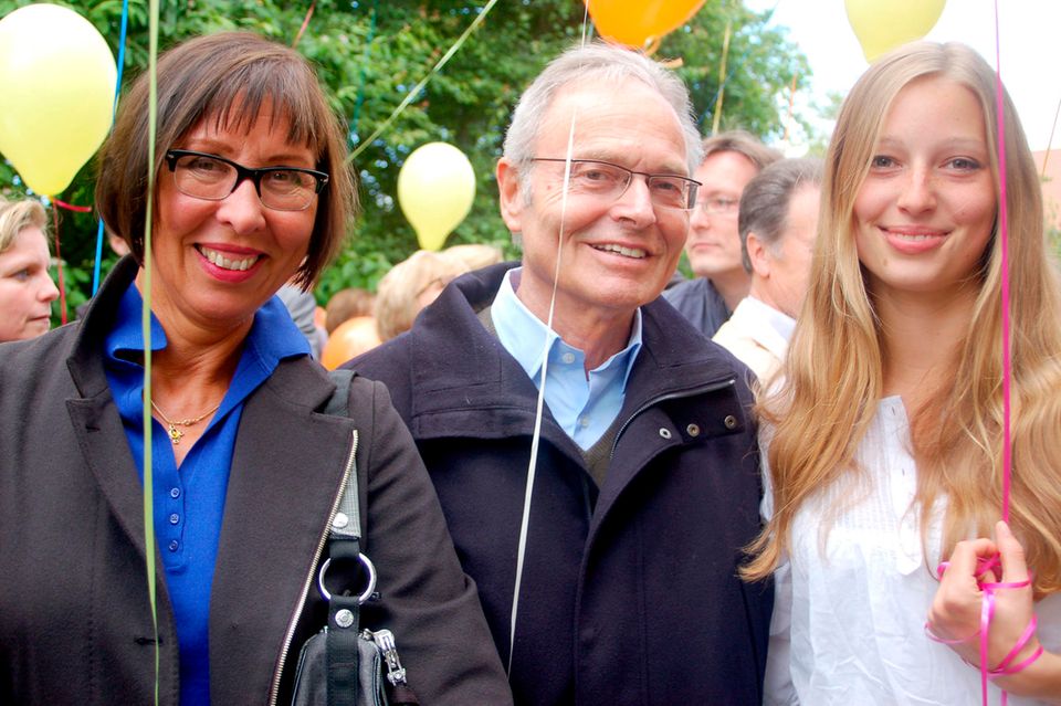 Fielmanns eigener Vater, ein Oberstudiendirektor, war streng. Geboren in dem kleinen Ort Stafstedt mitten in Schleswig-Holstein, wollte Fielmann als Jugendlicher eigentlich Fotograf werden. Doch sein Vater drängte ihn zu einer Optiker-Lehre – letztlich die richtige Wahl, gab Fielmann Jahre später zu. Er bestand die Prüfung mit Auszeichnung, arbeitete in verschiedenen Betrieben im In- und Ausland und wurde Optikermeister. Schließlich wechselte er als Handelsvertreter in die Industrie und beschloss dabei, sich selbstständig zu machen. Dieses Foto zeigt Günther Fielmann mit seiner Tochter Sophie-Luise und seiner Lebensgefährtin Beate Ludwig im Mai 2014